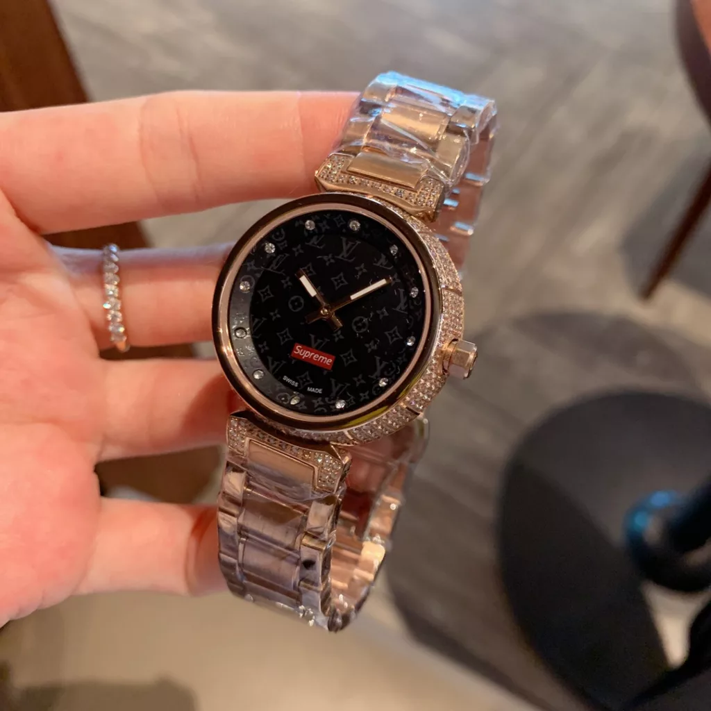 Lv Louis Vuitton Size: 33mm, thickness: 9mm Top diamonds each hand-set, selected steel straps, ️ make the watch look more classy, give you a satisfactory watch Sincerity full of