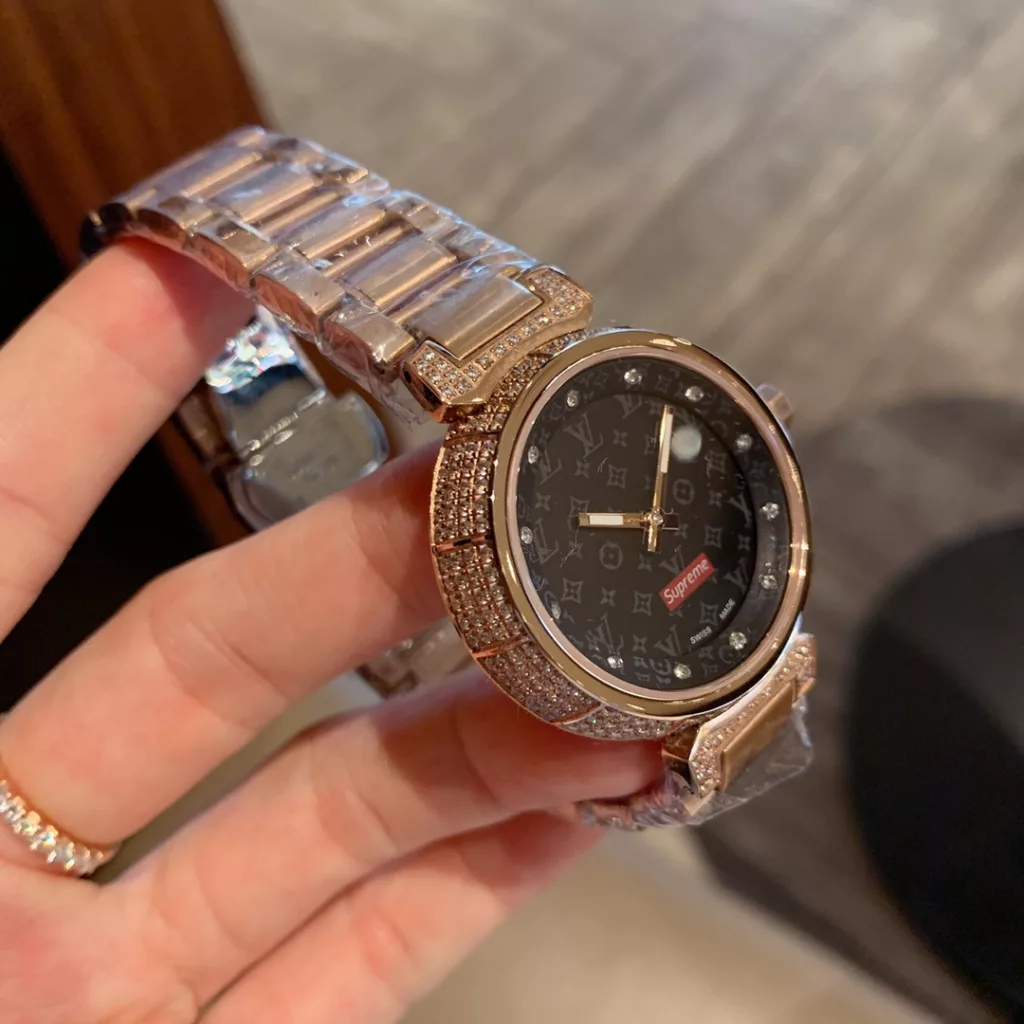 Lv Louis Vuitton Size: 33mm, thickness: 9mm Top diamonds each hand-set, selected steel straps, ️ make the watch look more classy, give you a satisfactory watch Sincerity full of