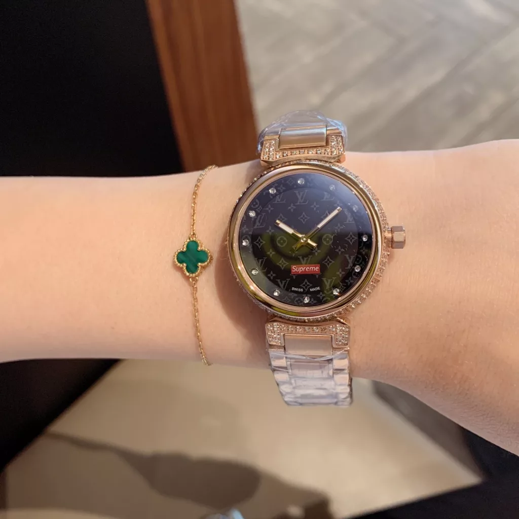 Lv Louis Vuitton Size: 33mm, thickness: 9mm Top diamonds each hand-set, selected steel straps, ️ make the watch look more classy, give you a satisfactory watch Sincerity full of