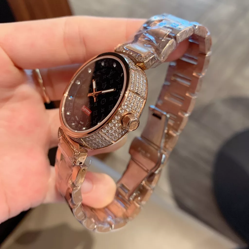 Lv Louis Vuitton Size: 33mm, thickness: 9mm Top diamonds each hand-set, selected steel straps, ️ make the watch look more classy, give you a satisfactory watch Sincerity full of