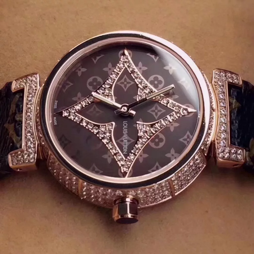 Lv Louis Vuitton Size: 33mm, thickness: 9mm Top diamonds each hand-set, selected steel straps, ️ make the watch look more classy and give you a satisfactory watch