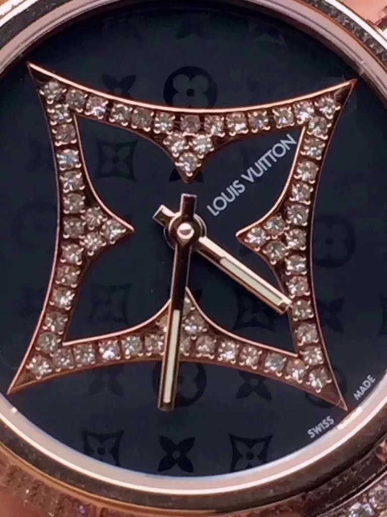 Lv Louis Vuitton Size: 33mm, thickness: 9mm Top diamonds each hand-set, selected steel straps, ️ make the watch look more classy and give you a satisfactory watch