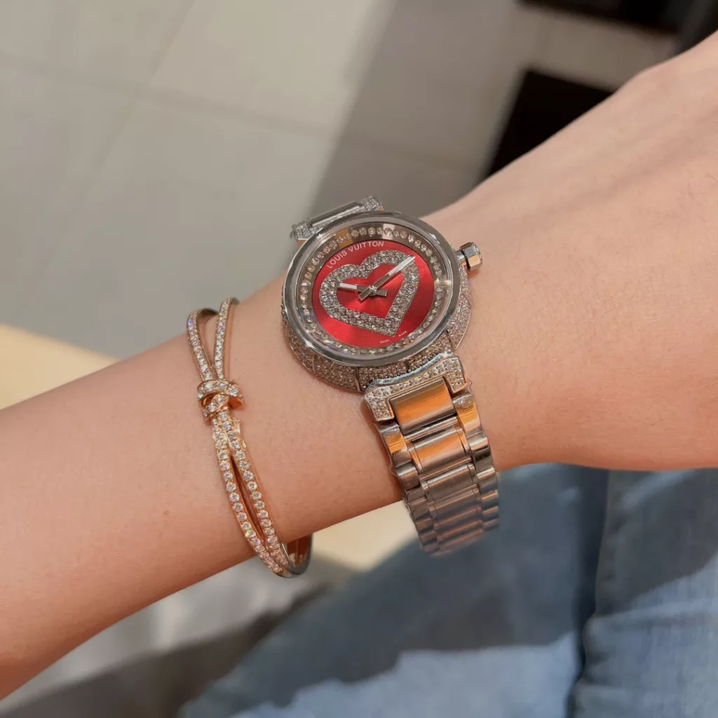 Lv Louis Vuitton Size: 33mm, thickness: 9mm Top diamonds each hand-set, selected steel straps, ️ make the watch look more classy and give you a satisfactory watch