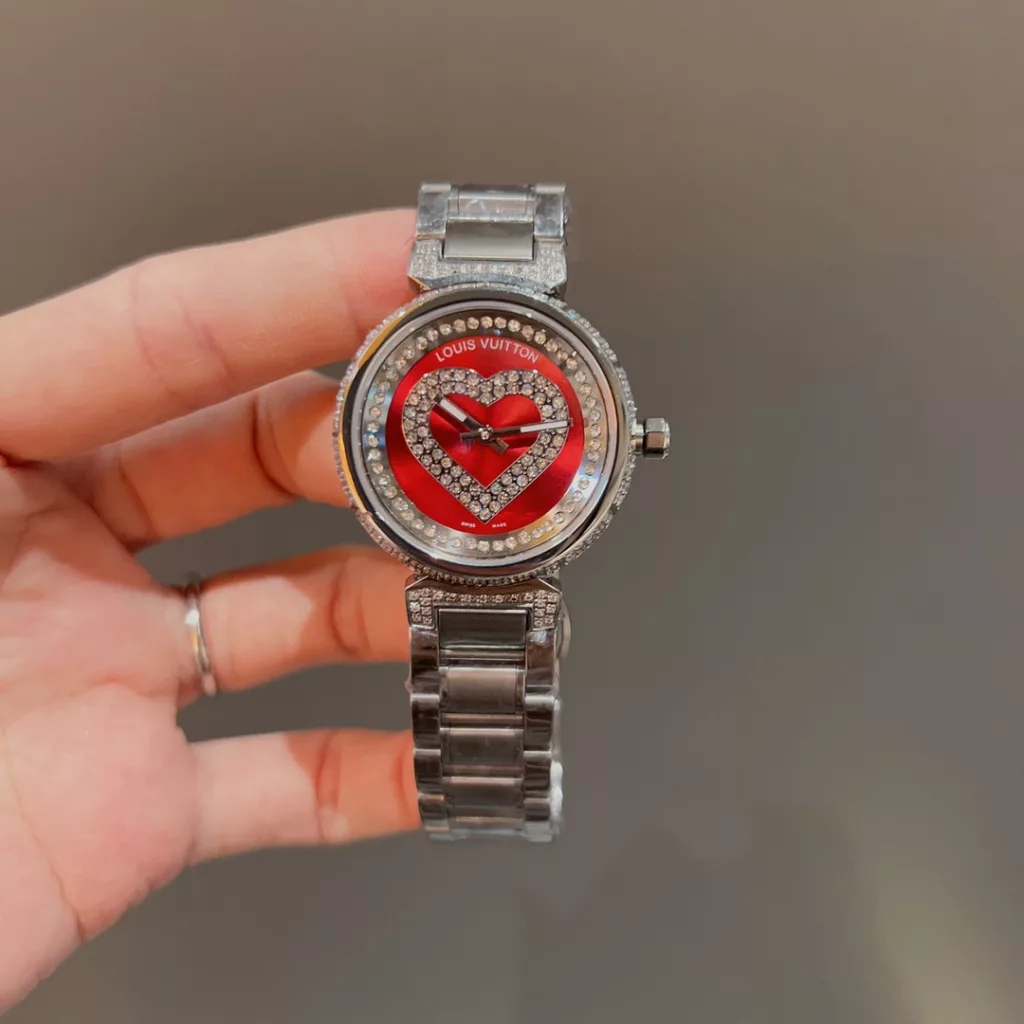 Lv Louis Vuitton Size: 33mm, thickness: 9mm Top diamonds each hand-set, selected steel straps, ️ make the watch look more classy and give you a satisfactory watch