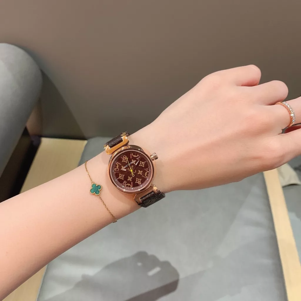 Louis Vuitton, the perfect embodiment of luxury and horological expertise, with a superb shape and exceptional craftsmanship, in a meticulously crafted 33 mm diameter case, a watch with a pure and exclusive design. An exceptional construction, unique in the field of Haute Horlogerie, and fearless for any occasion.