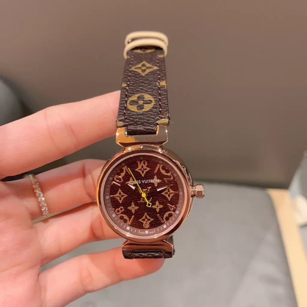 Louis Vuitton, the perfect embodiment of luxury and horological expertise, with a superb shape and exceptional craftsmanship, in a meticulously crafted 33 mm diameter case, a watch with a pure and exclusive design. An exceptional construction, unique in the field of Haute Horlogerie, and fearless for any occasion.