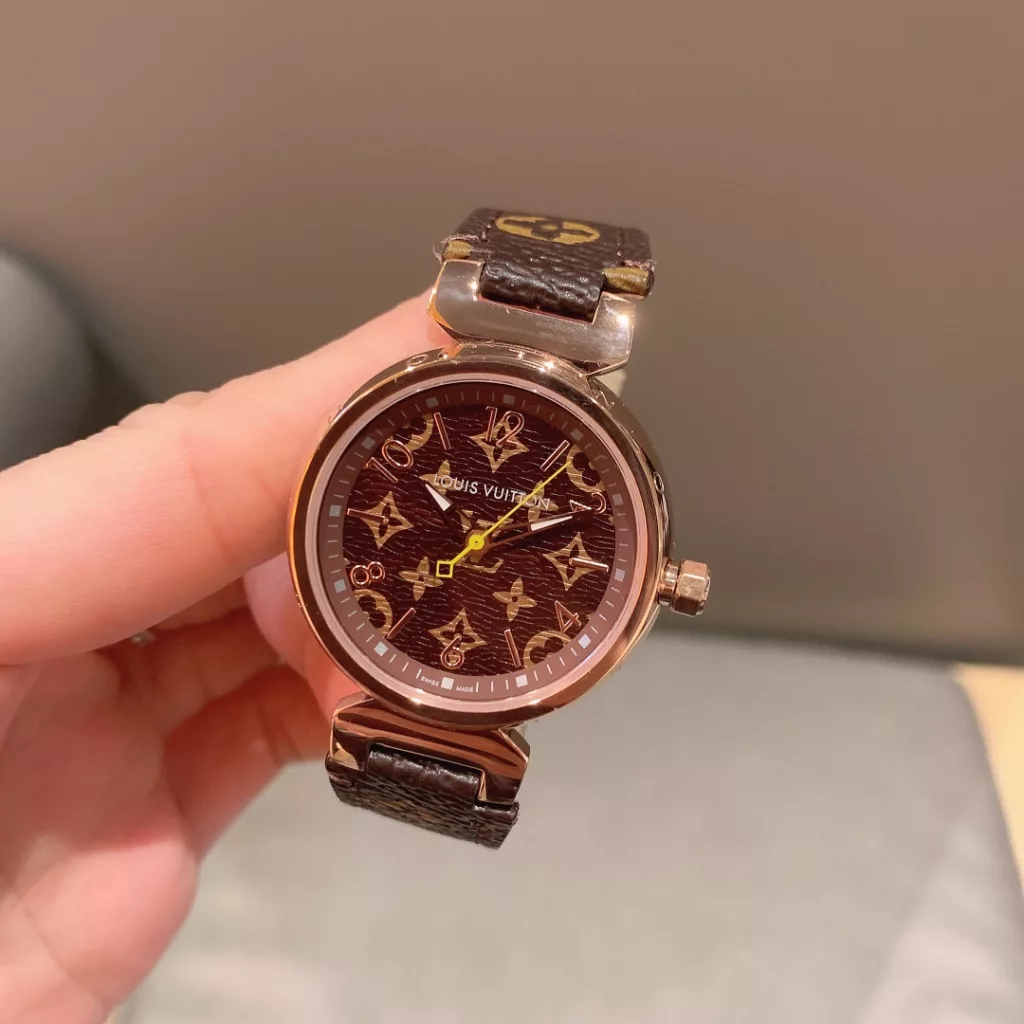 Louis Vuitton, the perfect embodiment of luxury and horological expertise, with a superb shape and exceptional craftsmanship, in a meticulously crafted 33 mm diameter case, a watch with a pure and exclusive design. An exceptional construction, unique in the field of Haute Horlogerie, and fearless for any occasion.