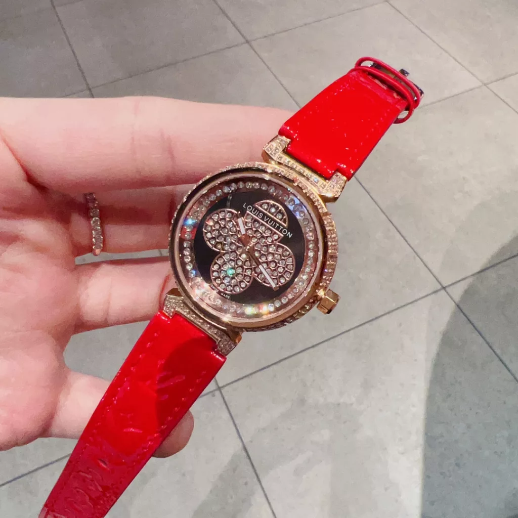 Lv Louis Vuitton Size: 33mm, Thickness: 9mm Top quality diamond cases each hand-set, selected straps, ️ makes the watch look more classy and gives you a satisfactory watch