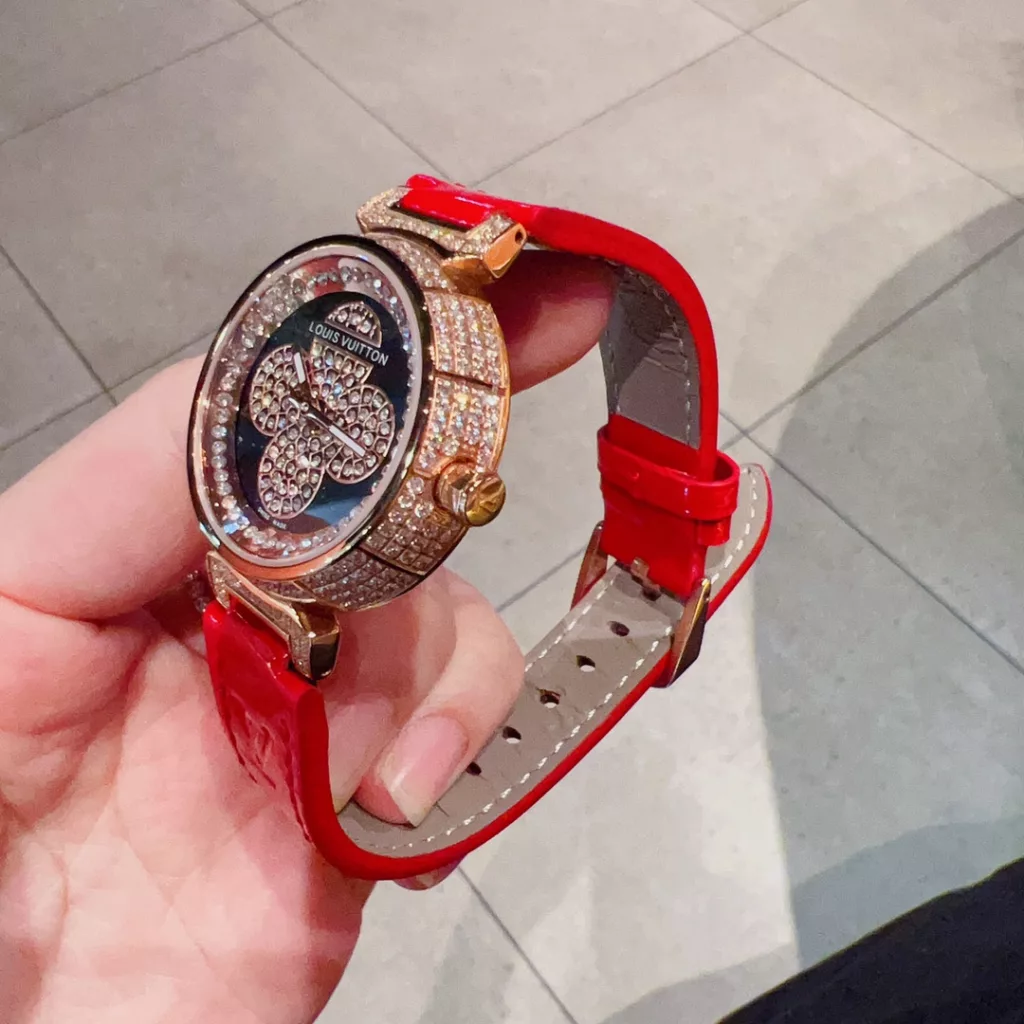 Lv Louis Vuitton Size: 33mm, Thickness: 9mm Top quality diamond cases each hand-set, selected straps, ️ makes the watch look more classy and gives you a satisfactory watch