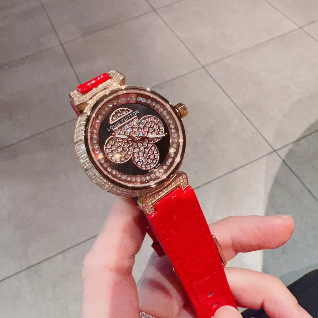 Lv Louis Vuitton Size: 33mm, Thickness: 9mm Top quality diamond cases each hand-set, selected straps, ️ makes the watch look more classy and gives you a satisfactory watch