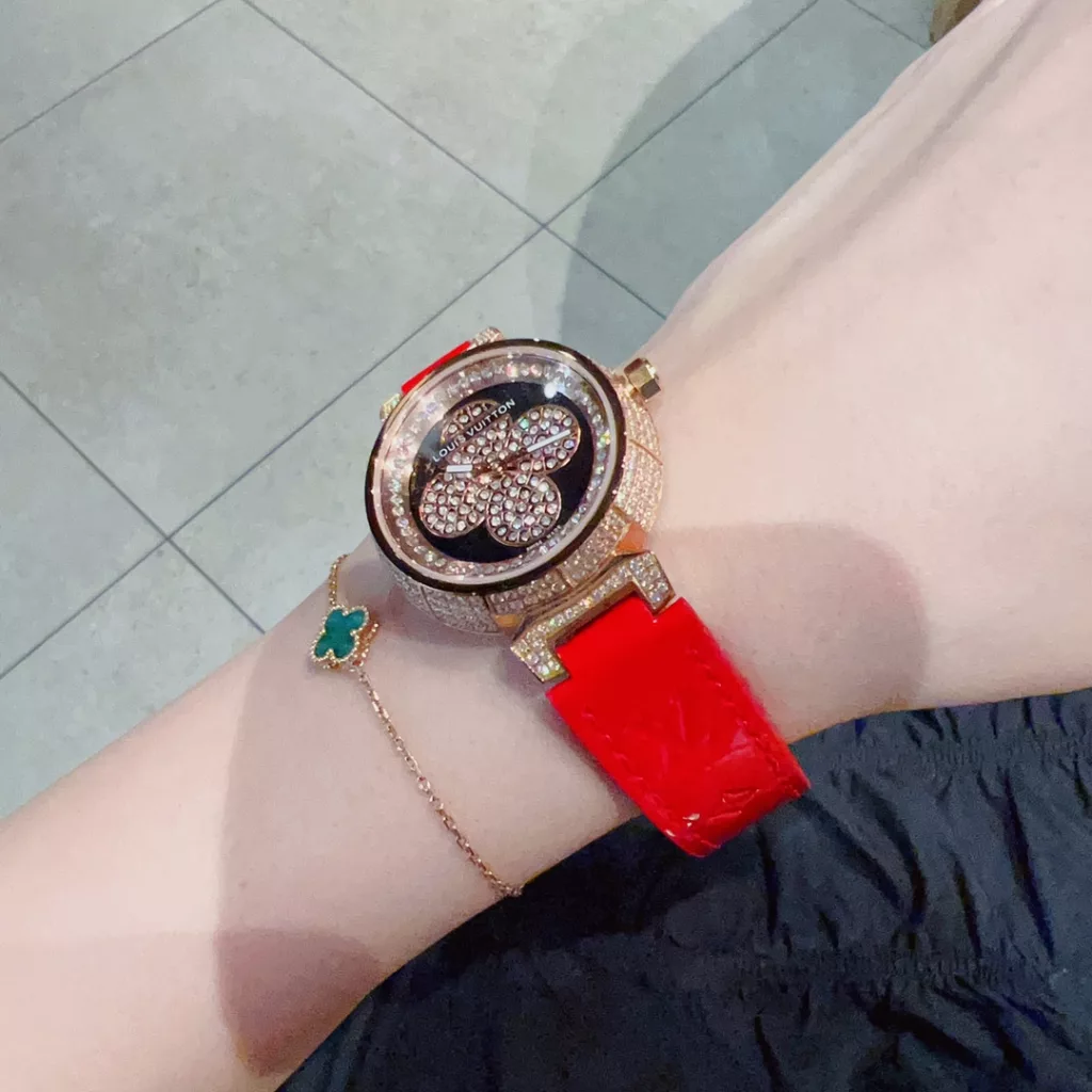 Lv Louis Vuitton Size: 33mm, Thickness: 9mm Top quality diamond cases each hand-set, selected straps, ️ makes the watch look more classy and gives you a satisfactory watch