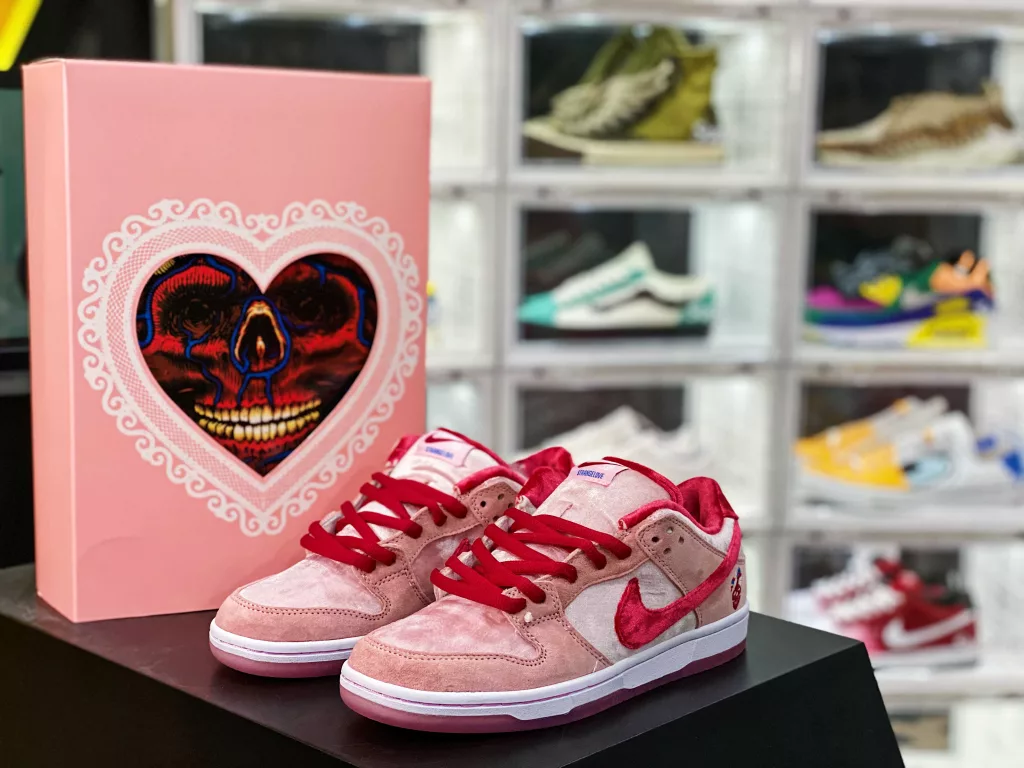 Men's and women's shoes in genuine half size system # built-in Sole air cushion # double layer RB+foam midsole ❗ The sweet atmosphere is irresistible, join hands with California skateboarding store StrangeLove x Nike SB Dunk Low 