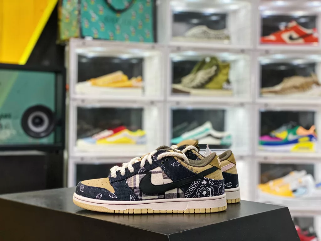 Travis Scott × The SB Dunk cashew nut cashew flower original box version has a double-layer upper that can be torn apart. After the AJ and AF1 shoes, TS and Nike have a brand new collaboration shoe that also adopts a splicing design, but uses a higher 10% material