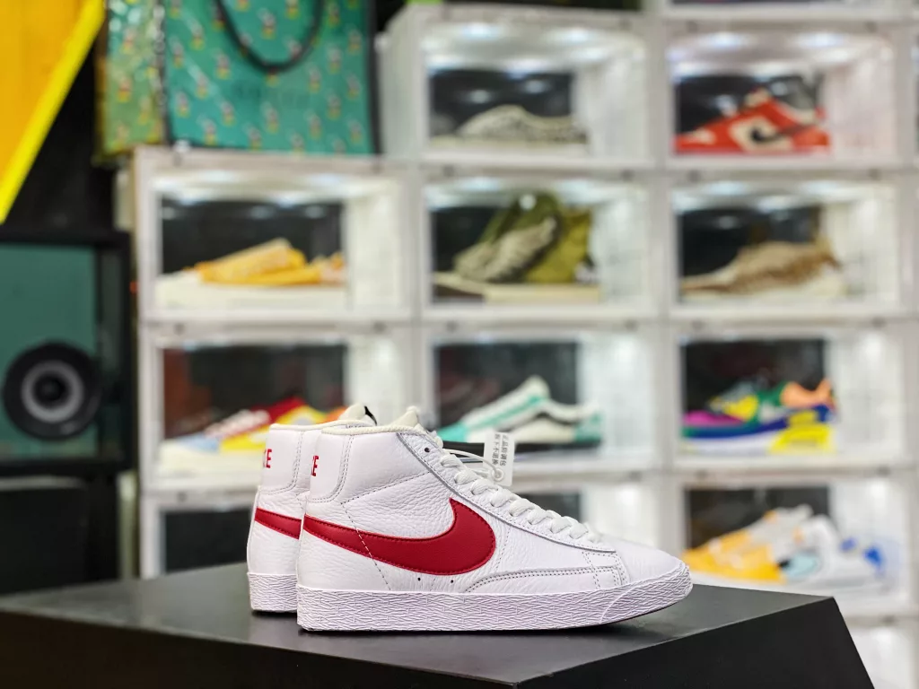 The company level Nike SB Zoom Blazer Mid 'prm Nike Trailblazer series has newly developed last shaped cardboard, the correct sole bite pattern version, and the classic Trailblazer high top versatile casual sports board shoe Nike Blazer adopts 10% color and material combinations