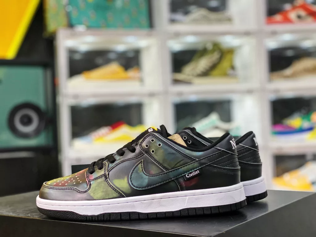 The Nike SB dunk low thermal imaging CZ5123-001 black shoe may seem ordinary, but underneath it lies a mystery. The special shoe material will present a colorful thermal imaging effect when heated and exposed to light