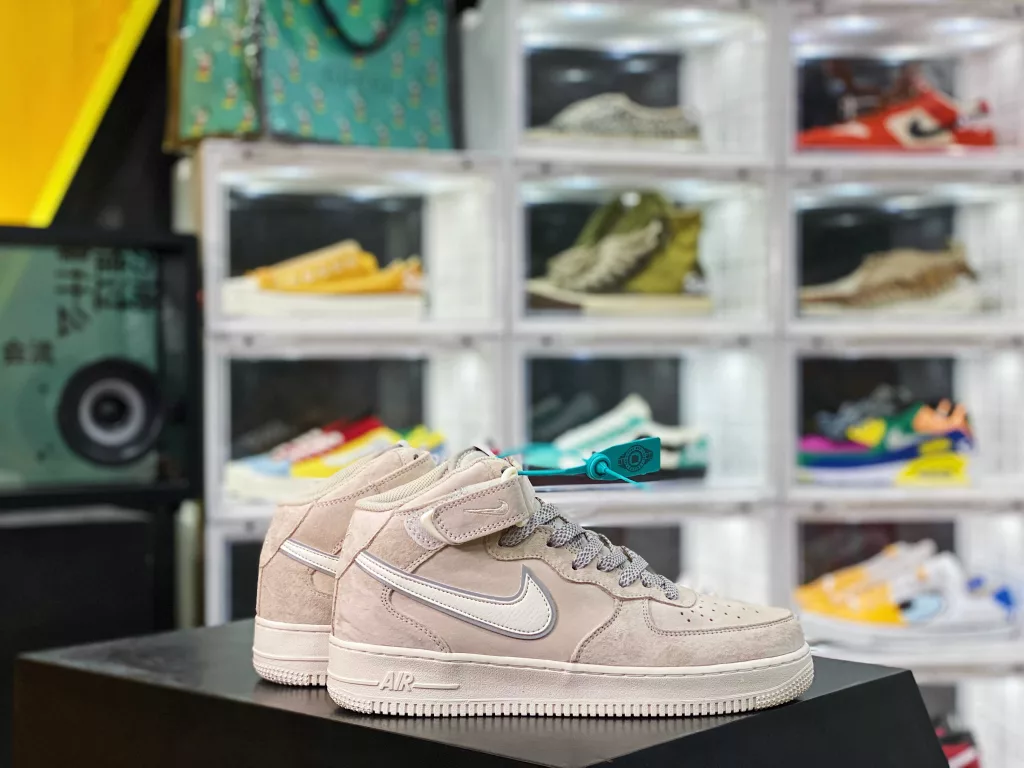 The Nike Air Force 1 07 Air Force One Af1 mid top style casual sneaker is versatile. Soft, elastic cushioning and excellent midsole design, while Nike Air technology has long been a strong backing for maintaining its reputation, spanning the retro and 11