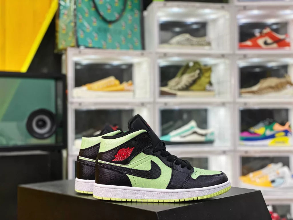 The new batch of company level Air Jordan 1 Mid Black and Green Original Archive Original Model Big Sole Full Shoes Made of Genuine Leather Material with Fine and Accurate Hand Feel, Perfect Detail Explanation of Folding Process 10