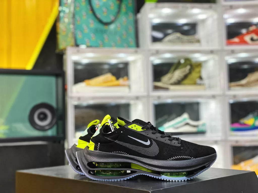 The overall design of the Nike Air Zoom Double stacked marathon continues the streamlined silhouette of the Nike Running family, with the biggest highlight being the hollowed out design of the exposed Zoom Air unit, which is the 10th in the middle