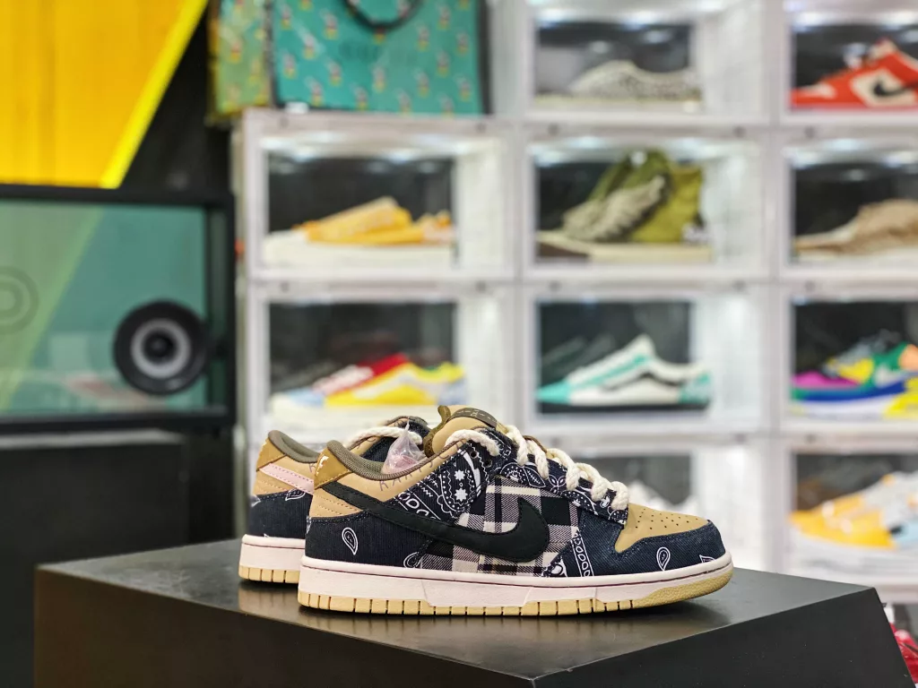 Travis Scott × The SB Dunk cashew nut cashew flower original box version has a double-layer upper that can be torn apart. After the AJ and AF1 shoes, TS and Nike have a brand new collaboration shoe that also adopts a splicing design, but uses a higher 10% material