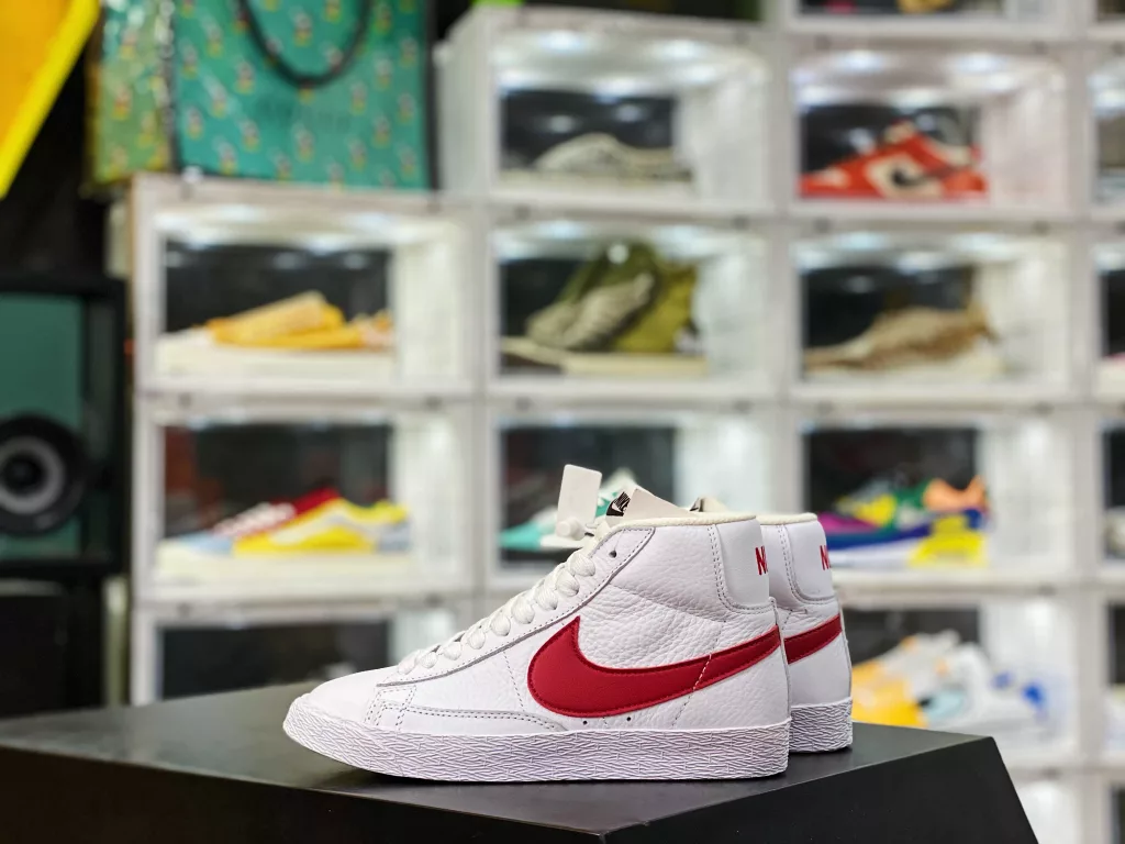 The company level Nike SB Zoom Blazer Mid 'prm Nike Trailblazer series has newly developed last shaped cardboard, the correct sole bite pattern version, and the classic Trailblazer high top versatile casual sports board shoe Nike Blazer adopts 10% color and material combinations