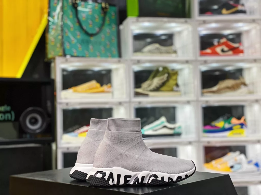 Balenciaga socks shoes Italian Chunyuan ‼ Balenciaga Speed Trainer upper with 80% polyamide fiber and 75D yarn, with an increase in spandex content to 40%, a 3-fold increase in density, double production time, and 50 hours to 10 hours of downtime