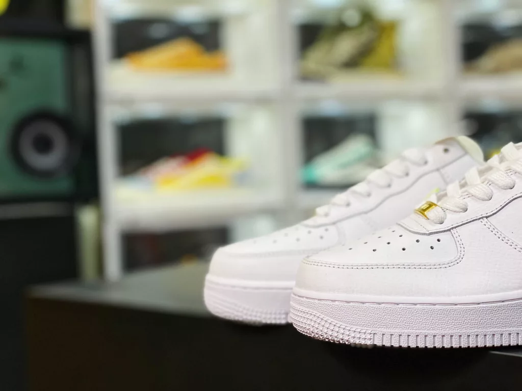 The Air Force 1 ensures a refreshing color scheme while also embellishing special details. This pair of shoes features a low cut Air Force 1 Low silhouette as the design blueprint, with a pure white color scheme as the main tone, presenting a classic temperament. ten