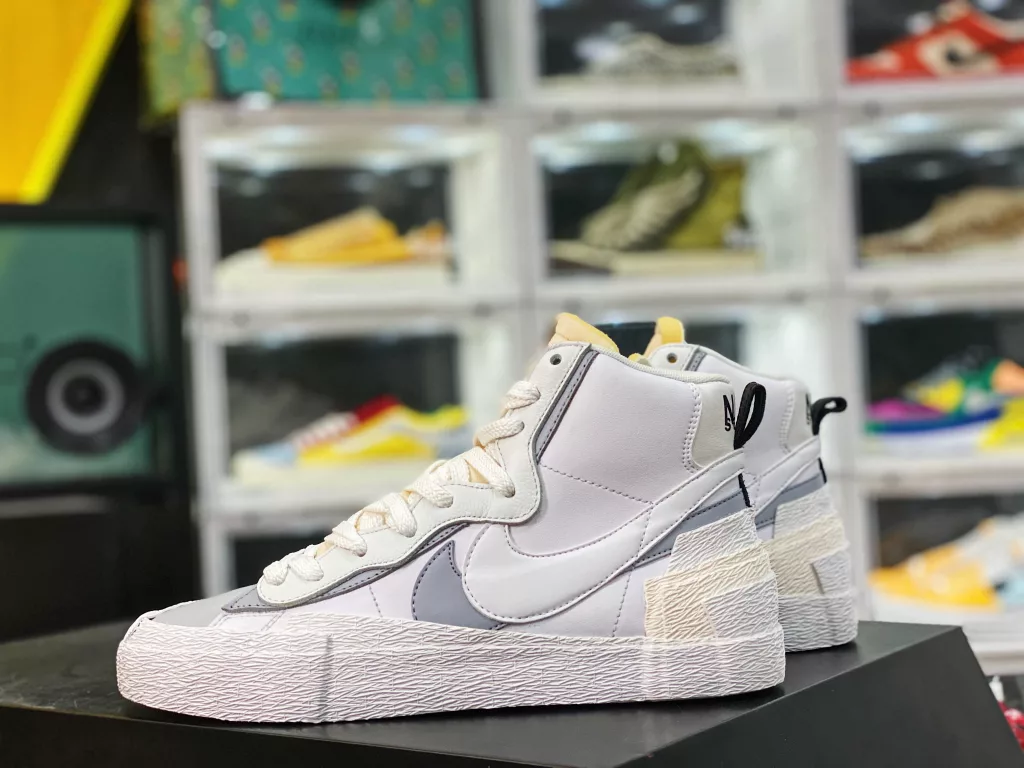 The strongest toxic version of Sacai x Nike Blazer Mid has been stored in four colors, with built-in NFC sensing chip. Currently, the most mature Sacai high top ‼️ Original cardboard last creates a natural small waist # Difference in the original factory's top layer leather material, market imitation top layer version # 10