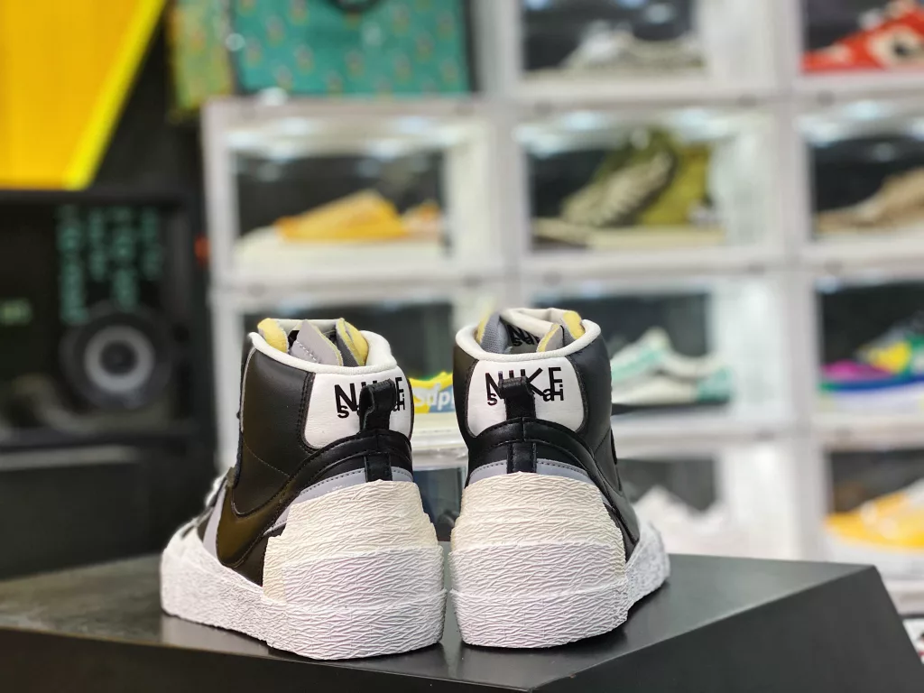 The strongest toxic version of Sacai x Nike Blazer Mid has been stored in four colors, with built-in NFC sensing chip. Currently, the most mature Sacai high top ‼️ Original cardboard last creates a natural small waist # Difference in the original factory's top layer leather material, market imitation top layer version # 10