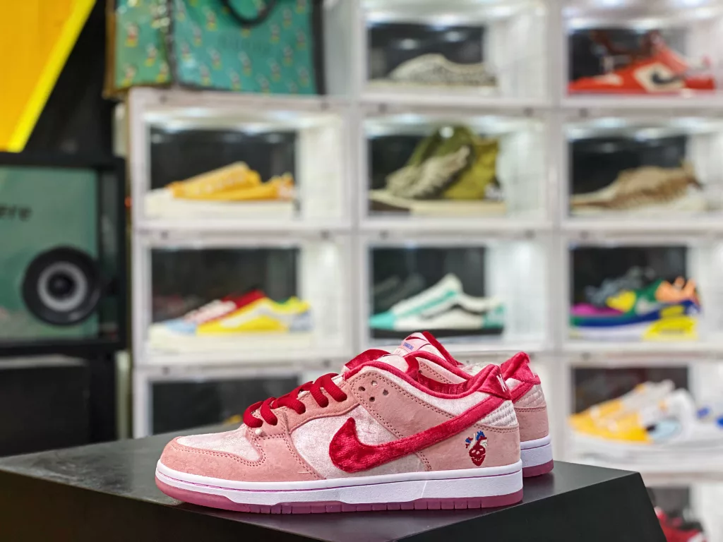 Men's and women's shoes in genuine half size system # built-in Sole air cushion # double layer RB+foam midsole ❗ The sweet atmosphere is irresistible, join hands with California skateboarding store StrangeLove x Nike SB Dunk Low 