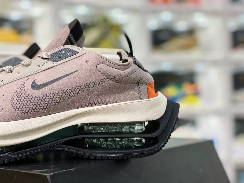 The overall design of the Nike Air Zoom Double stacked marathon continues the streamlined silhouette of the Nike Running family, with the biggest highlight being the hollowed out design of the exposed Zoom Air unit, which is the 10th in the middle