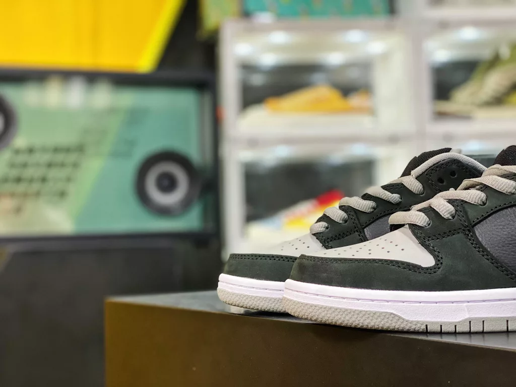 Pure original batch, highest version on the market, NikeSB Dunk Low J-Pack Shadow Shadow Grey, original purple box, original last, original cardboard, original top layer leather, original embroidery needle sewing process, one to one, original box, air cushion insole, shoe box, steel seal accessories, 10