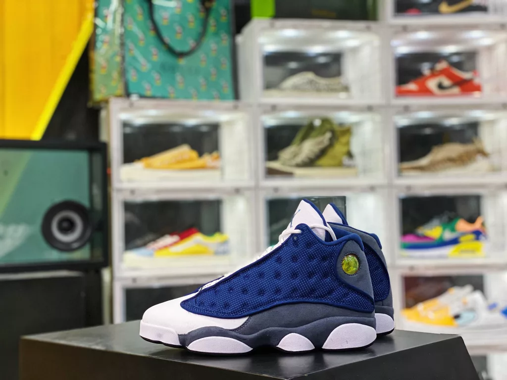 Air Jordan 13 Retro super royal Royal Dongguan factory produces pure original shoes, with almost zero deviation in the development version. Purchase original leather materials, logo, hardware components, and develop private molds at high prices to eliminate fake versions at a glance. # Original shoes 1:110