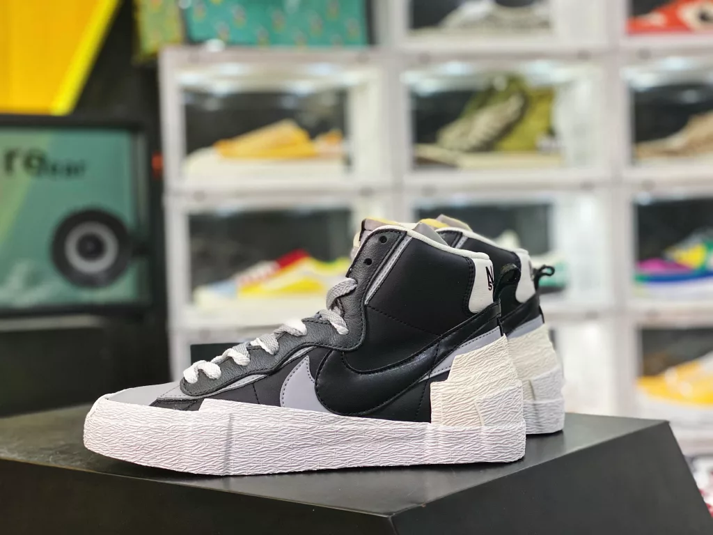 The strongest toxic version of Sacai x Nike Blazer Mid has been stored in four colors, with built-in NFC sensing chip. Currently, the most mature Sacai high top ‼️ Original cardboard last creates a natural small waist # Difference in the original factory's top layer leather material, market imitation top layer version # 10