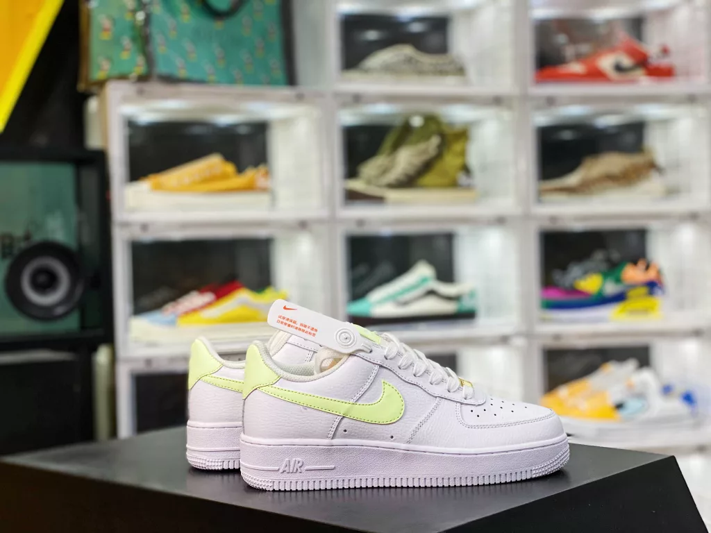 The Air Force 1 ensures a refreshing color scheme while also embellishing special details. This pair of shoes features a low cut Air Force 1 Low silhouette as the design blueprint, with a pure white color scheme as the main tone, presenting a classic temperament. ten