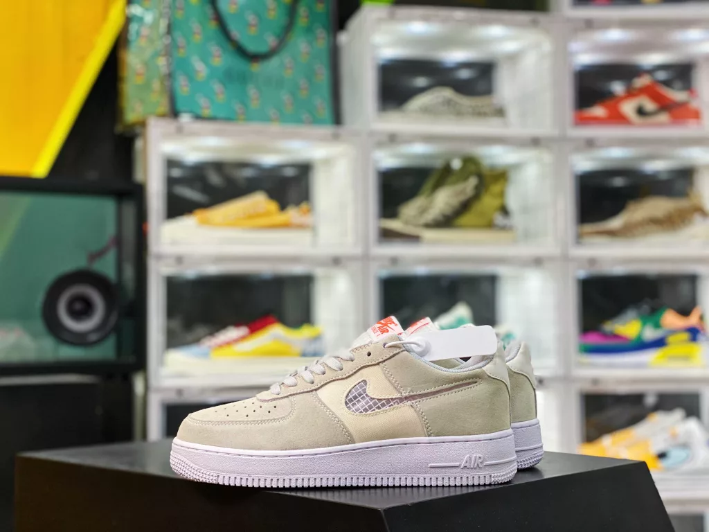 Nike Air Force 1 Low Air Force One low top casual sneaker. The soft and elastic cushioning performance and excellent midsole design span the combination of vintage and modern appearance, creating the Force 1, 10 that has been popular worldwide for over 30 years