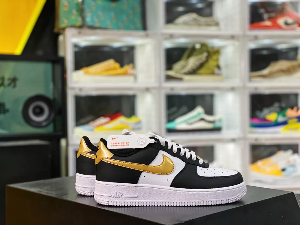 The Air Force 1 Black and Gold Toe officially releases a new color scheme, customer supplied molds, raw materials, and built-in full length Solo original last cardboard 👏🏻 Create the most perfect Air Force shoe shape exclusively for physical counter mixed sales. Product number: CN8535-10010