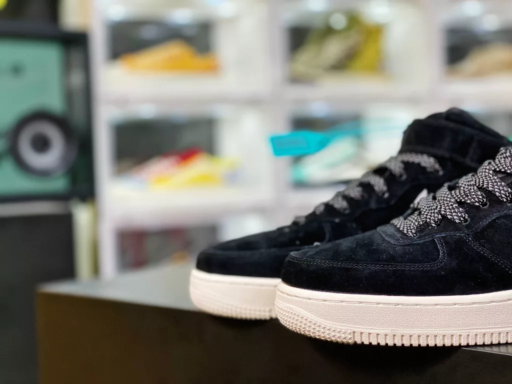 The Nike Air Force 1 07 Air Force One Af1 mid top style casual sneaker is versatile. Soft, elastic cushioning and excellent midsole design, while Nike Air technology has long been a strong backing for maintaining its reputation, spanning the retro and 11