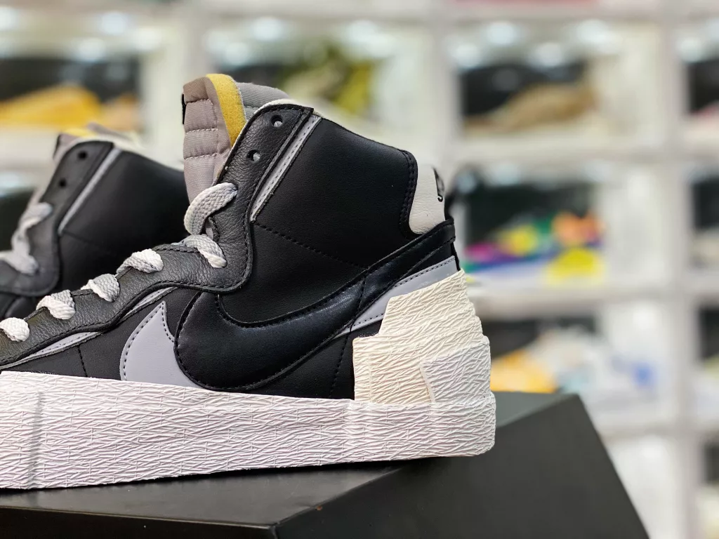 The strongest toxic version of Sacai x Nike Blazer Mid has been stored in four colors, with built-in NFC sensing chip. Currently, the most mature Sacai high top ‼️ Original cardboard last creates a natural small waist # Difference in the original factory's top layer leather material, market imitation top layer version # 10