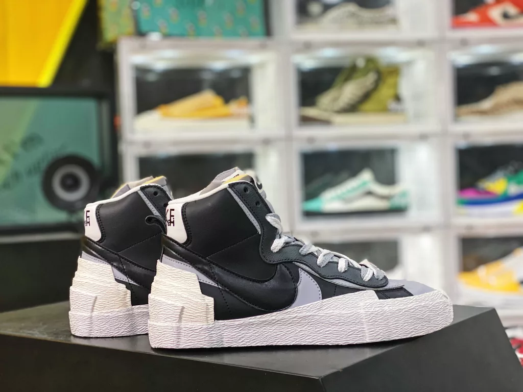 The strongest toxic version of Sacai x Nike Blazer Mid has been stored in four colors, with built-in NFC sensing chip. Currently, the most mature Sacai high top ‼️ Original cardboard last creates a natural small waist # Difference in the original factory's top layer leather material, market imitation top layer version # 10