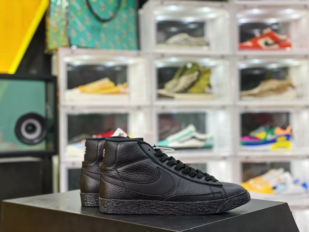 The company level Nike SB Zoom Blazer Mid 'prm Nike Trailblazer series has newly developed last shaped cardboard, the correct sole bite pattern version, and the classic Trailblazer high top versatile casual sports board shoe Nike Blazer adopts 10% color and material combinations