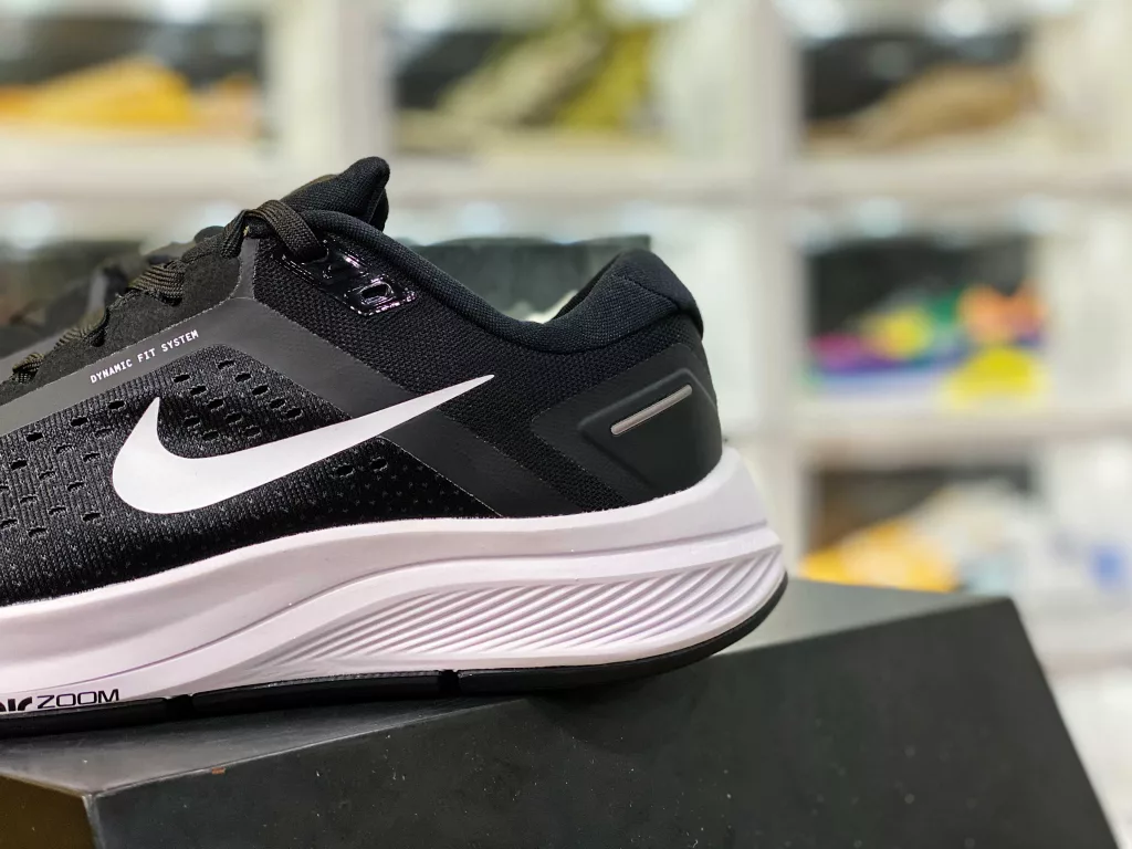 The Nike Zoom Structure 23 features a breathable and comfortable Jacquard surface, while a soft bottom provides excellent breathability and anti wear cushioning. The Zoom Air unit at the bottom of the center section provides wearers with a more comfortable foot feel. Physical inspection 10