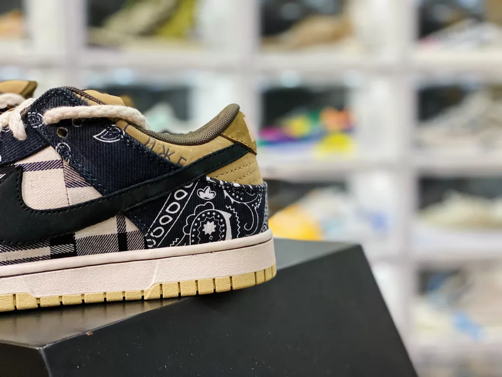 Travis Scott × The SB Dunk cashew nut cashew flower original box version has a double-layer upper that can be torn apart. After the AJ and AF1 shoes, TS and Nike have a brand new collaboration shoe that also adopts a splicing design, but uses a higher 10% material