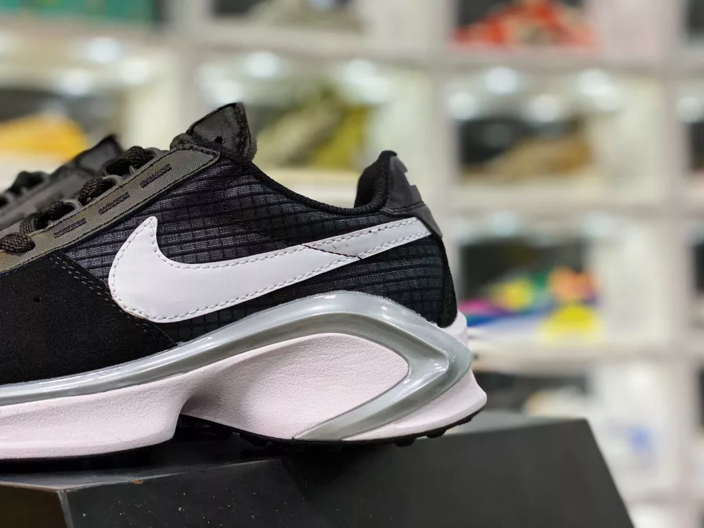 Nike D/MS/X WAFFLE has always been a leader in shoe design innovation, especially the Nike D/MS/X series, which was born in the past two years, breaking through traditional styling and committed to creating new shoes that overturn tradition. Streamlined midsole design conforms to D10