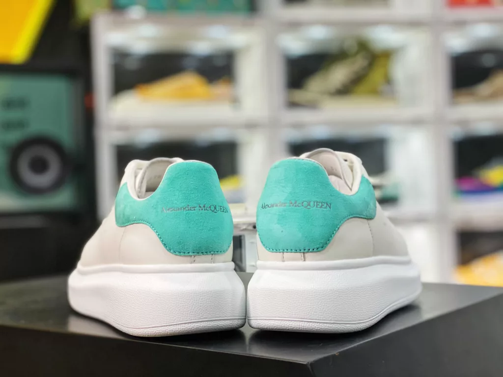 Alexander McQueen/Alexander McQueen sponge cake shoes with thick and enlarged soles, high and small white shoes, 2020 new official style, available in full size, stock, and the latest version in the market, high. Any version can be compared at will. Imported silk fabric, original and authentic water dyed sheepskin 10