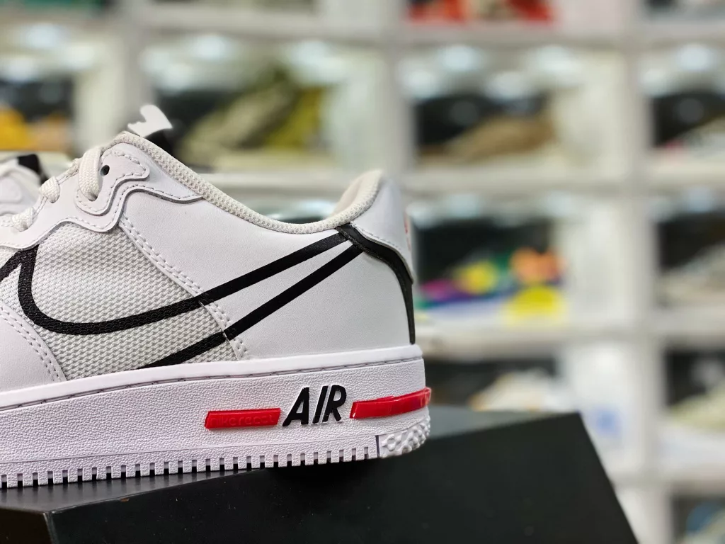 The biggest highlight of the AIR FORCE 1 REACT WHITE D/MS/X white red classic color CD4366-100 is the midsole equipped with full-length React cushioning technology, while the heel position also preserves the Air unit Reac10