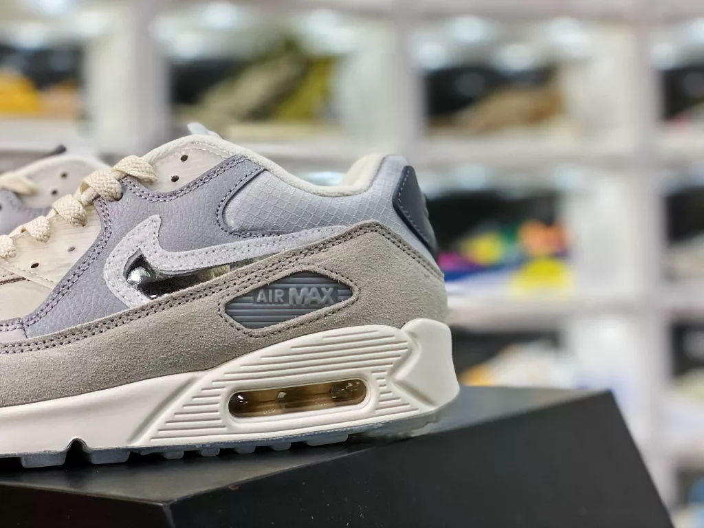 The first new model to be released on the internet, with a preview information. It will be shipped tomorrow and the day after tomorrow to receive and book the Nike Air max 90 