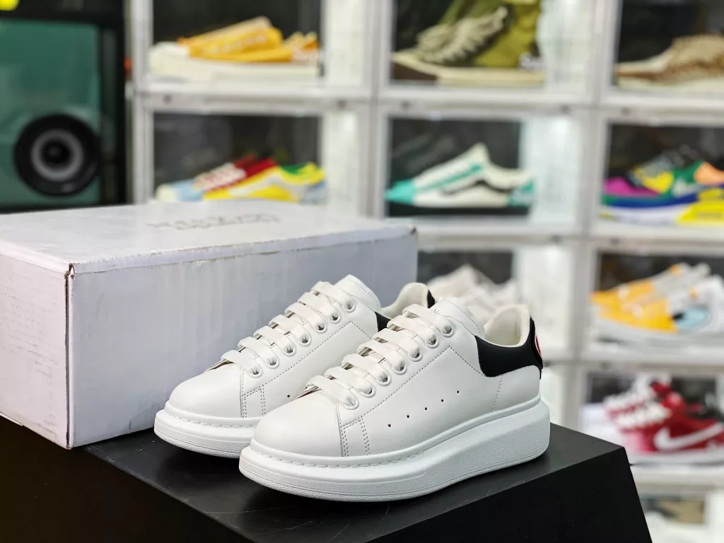 Alexander McQueen/Alexander McQueen muffin shoes with thick soles, raised height, small white shoes, flocked leather upper tail, 2020 new official release, the highest version in the market, can be compared freely with any version imported silk matte original genuine water dyed sheepskin inner cowhide 10