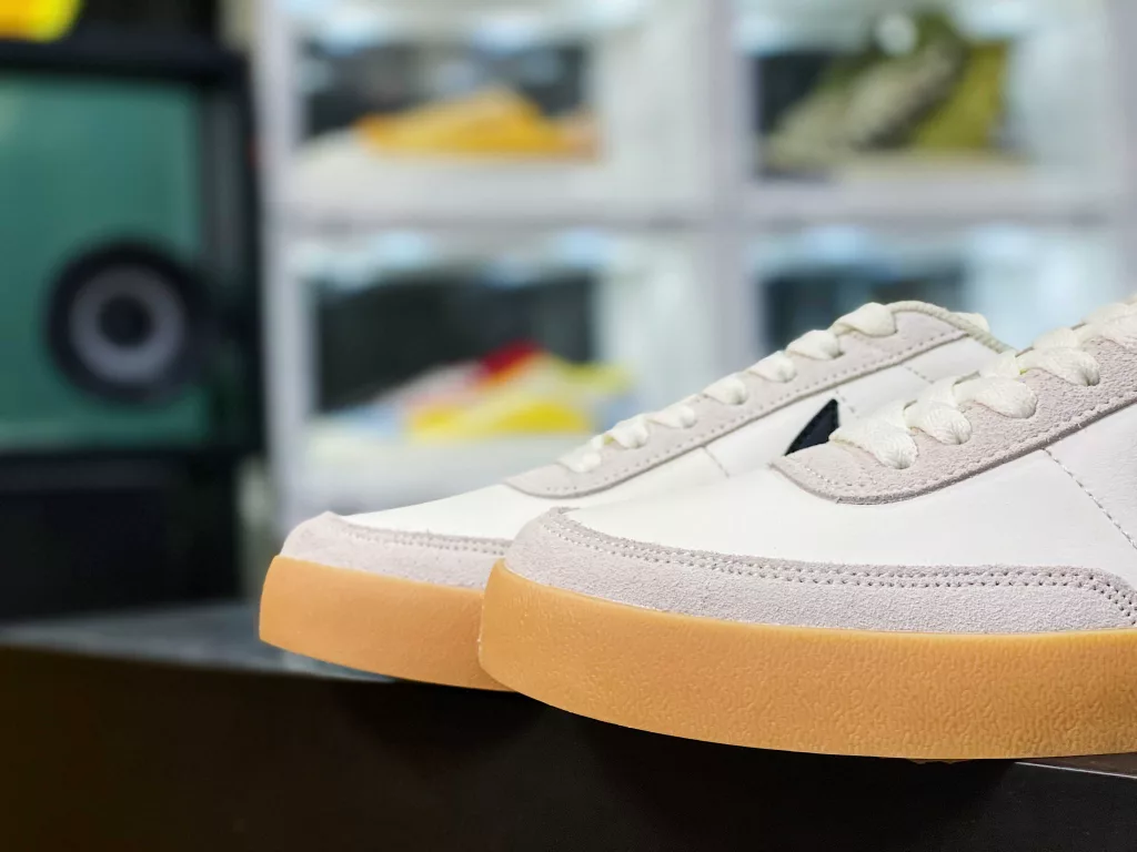 J. Crew x Nk Killshot II Leather is a popular co branded export channel. The original order is made of off white leather with a Swoosh embellishment, and finally features a brown rubber outsole, exuding a retro atmosphere! ten