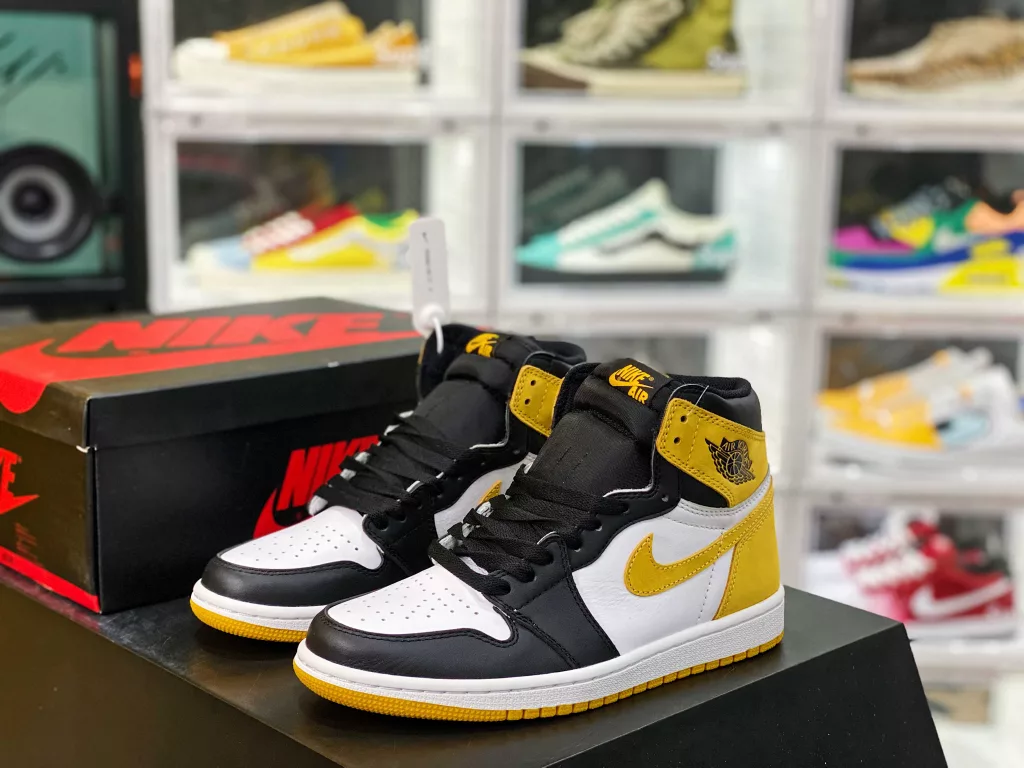 Air Jordan 1 Mid Obsidian AJ1 Jordan 1 Mid Top Basketball Shoe/Yellow Suede Six Crown King Product Number: 555088-115 Original Top Soft Cowhide midsole with glue injection, empty steel seal, complete source box 10