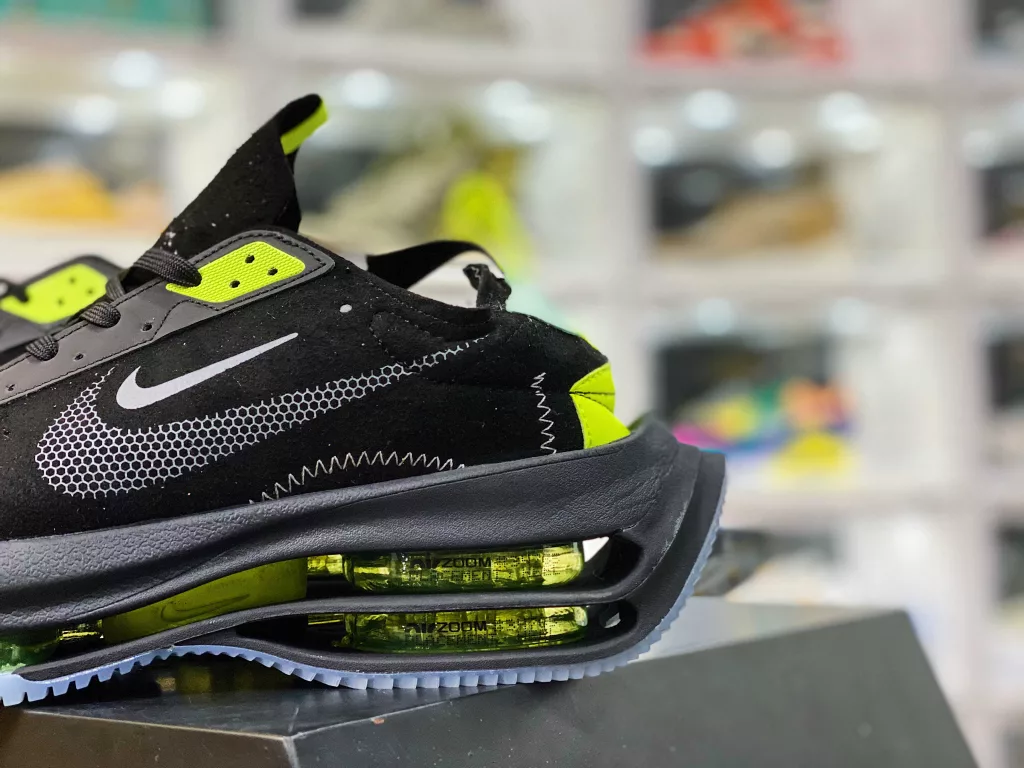 The overall design of the Nike Air Zoom Double stacked marathon continues the streamlined silhouette of the Nike Running family, with the biggest highlight being the hollowed out design of the exposed Zoom Air unit, which is the 10th in the middle